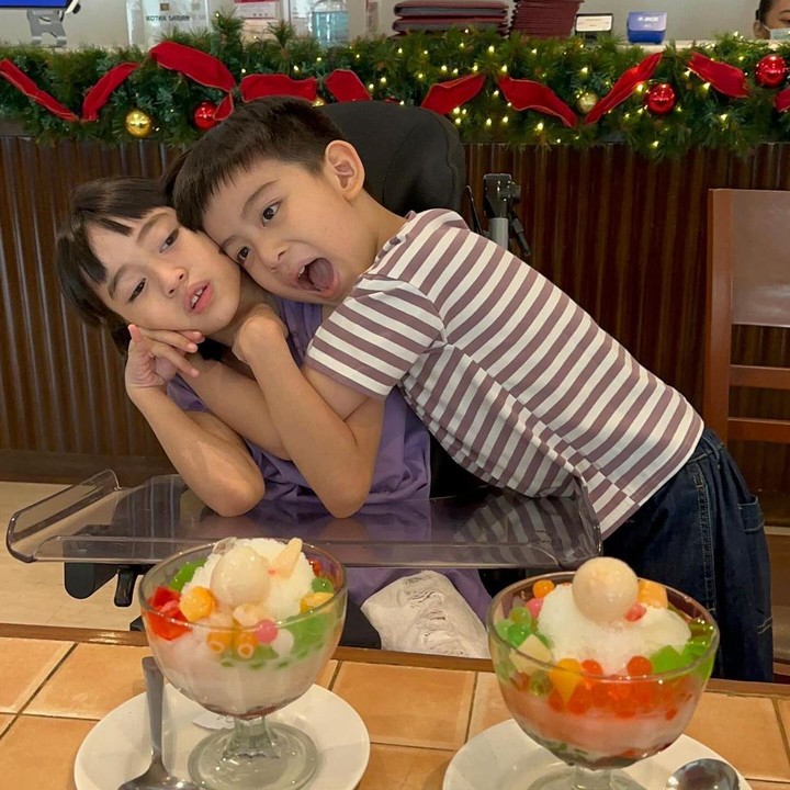 <p>Melihat dari akun Instagram sang Bunda, Nicholas kerap bermain bersama sang Kakak. Tak hanya itu, keduanya juga sering kedapatan tengah berpelukan, lho. (Foto: Instagram: @tiff.justin)</p>