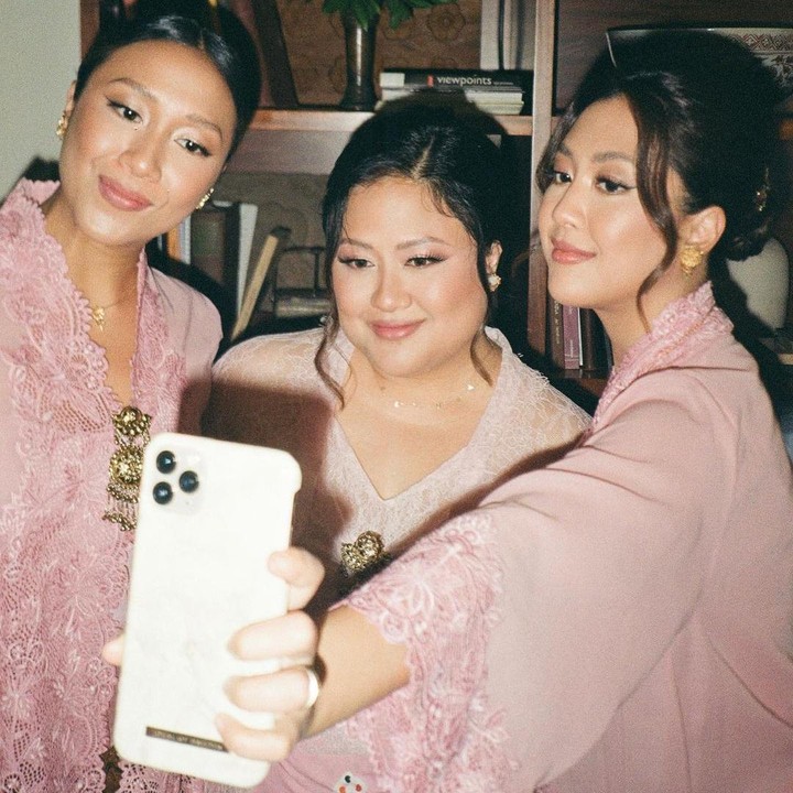 <p>Sebagai anak tengah, Sherina sendiri memang memiliki dua saudara perempuan. Keduanya bernama Virania Munaf dan Mayzura Munaf. (Foto: Instagram @sherinamunaf)<br /><br /><br /></p>