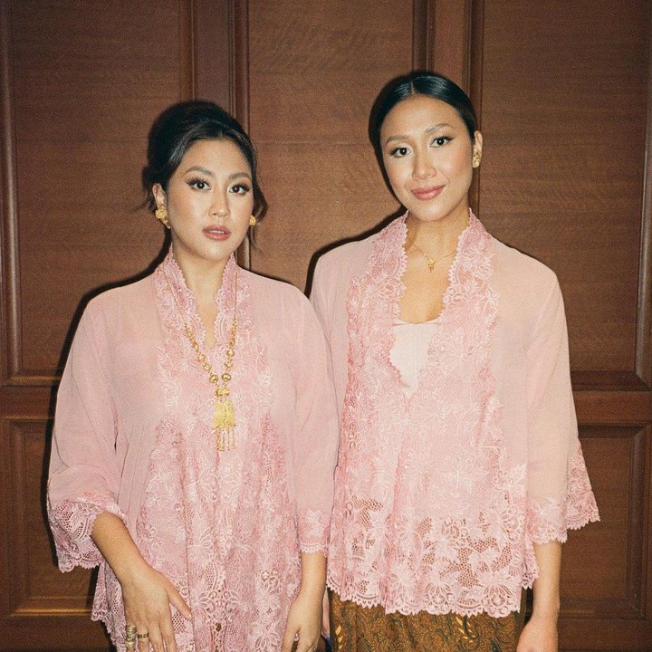 <p>Penampilan Sherina bersama adik dan kakaknya pun menuai beragam reaksi dari netizen. Melalui kolom komentar, ketiganya disebut cantik, lho. (Foto: Instagram @sherinamunaf)<br /><br /><br /></p>