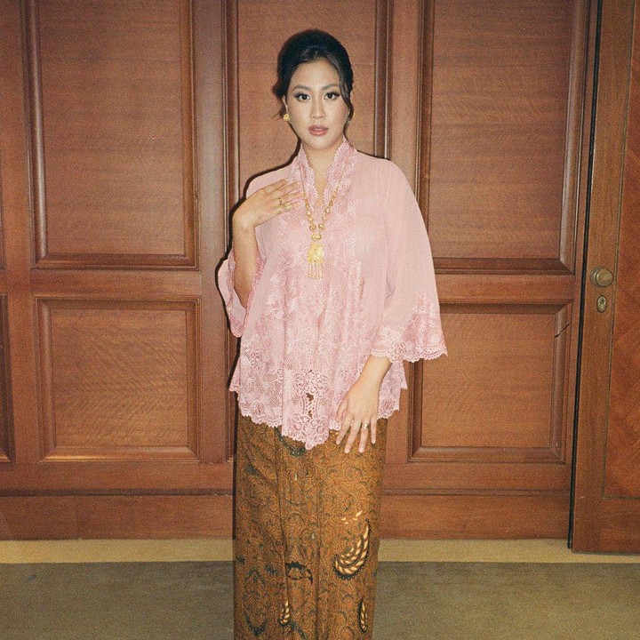 <p>Sherina Munaf membagikan postingan terbaru di akun Instagramnya, Bunda. Dalam unggahan tersebut, istri Baskara Mahendra itu terlihat bersama kedua saudarinya. (Foto: Instagram @sherinamunaf)<br /><br /><br /></p>
