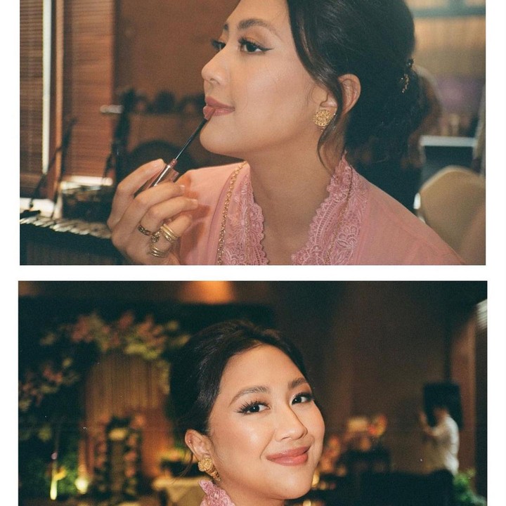 <p>Dalam unggahan tersebut, terdapat beberapa potret kebersamaan yang dibagikan. Ketiganya terlihat menawan dengan balutan kebaya berwarna peach dengan bawahan kain batik.(Foto: Instagram @sherinamunaf)<br /><br /><br /></p>