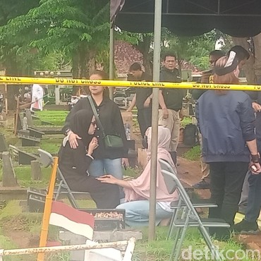Tangis Tamara Tyasmara Pecah di Proses Pembongkaran Makam Sang Putra