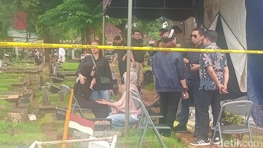 Tangis Tamara Tyasmara Pecah di Proses Pembongkaran Makam Sang Putra