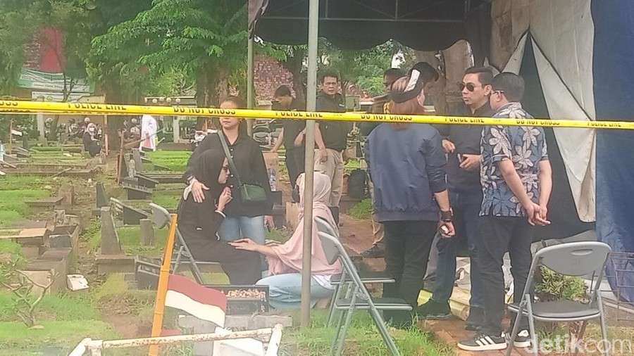 Tamara Tyasmara menghadiri proses ekshumasi dan autopsi anak.