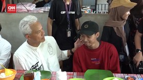 VIDEO: Ganjar Ajak Ngobrol dan Makan Pembentang Spanduk Prabowo-Gibran