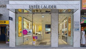 Estee Lauder Akan PHK Ribuan Karyawan Imbas Permintaan China Turun