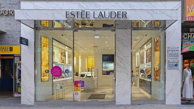 Perusahaan kosmetik ternama Estee Lauder berencana melakukan PHK kepada 3-5 persen karyawannya secara global.