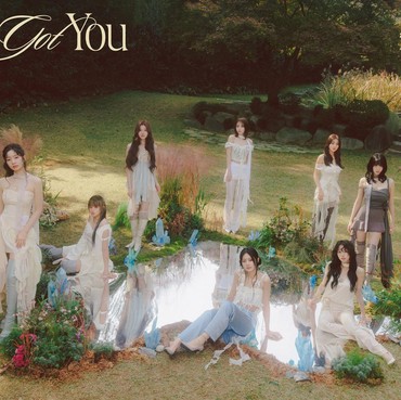 Lirik Lagu LOOK AT ME - TWICE