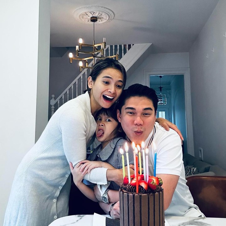 <p>Momen spesial ini berlangsung dengan sangat sangat sederhana di rumah. Ketiganya tampak berkumpul dan menyiapkan kue cokelat dengan lilin yang siap ditiup. (Foto: Instagram @septriasaacha)<br /><br /><br /></p>
