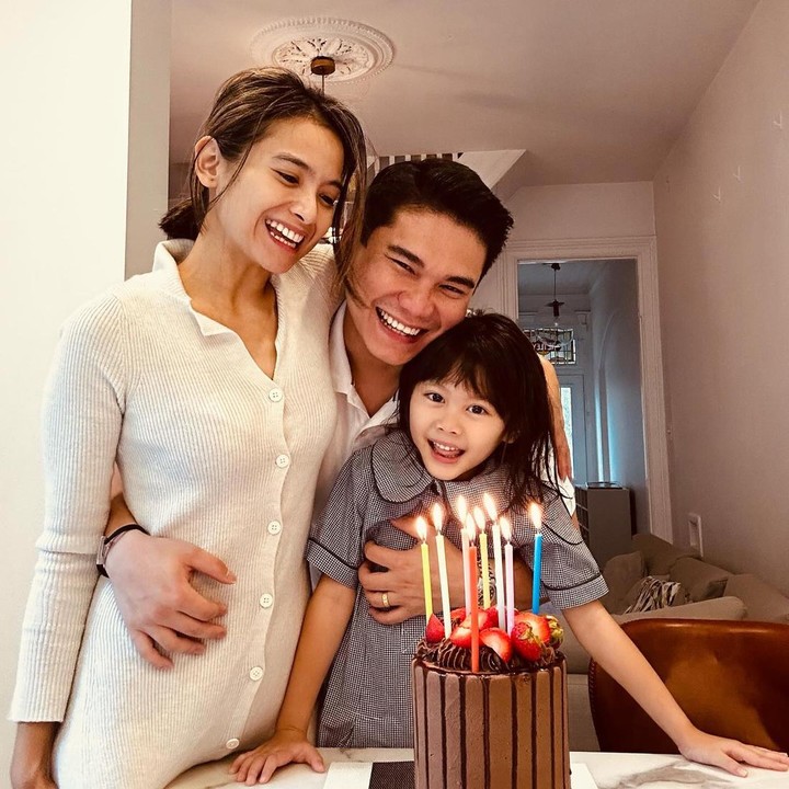 <p>Melihat kebersamaan Acha bersama suami dan Si Kecil membuat netizen ikut merasa bahagia. Kita doakan pula, semoga keluarga mereka selalu sehat dan bahagia bersama, ya. (Foto: Instagram @septriasaacha)</p>