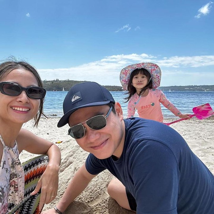 <p>Aktris sekaligus penyanyi Acha Septriasa menikah dengan Vicky Kharisma sejak 11 Desember 2016, Bunda. Pasangan yang sudah dikaruniai seorang putri bernama Bridgia Kalina Kharisma ini kini menetap di Australia. (Foto: Instagram @septriasaacha)<br /><br /><br /></p>
