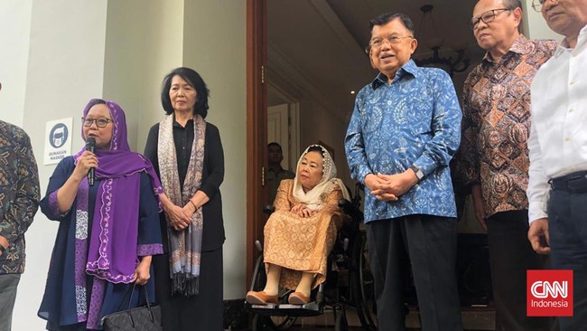 Mantan wakil presiden Jusuf Kalla (JK) menilai cara membagi-bagikan bantuan sosial (bansos) di pinggir jalan telah melanggar aturan.