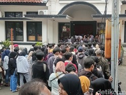 Penampakan Antrean Puluhan Ribu Pelamar Kerja di Kantor Pos Cianjur
