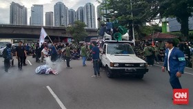 Massa Aksi Mahasiswa #MakzulkanJokowi Blokade Jalan Tomang Raya