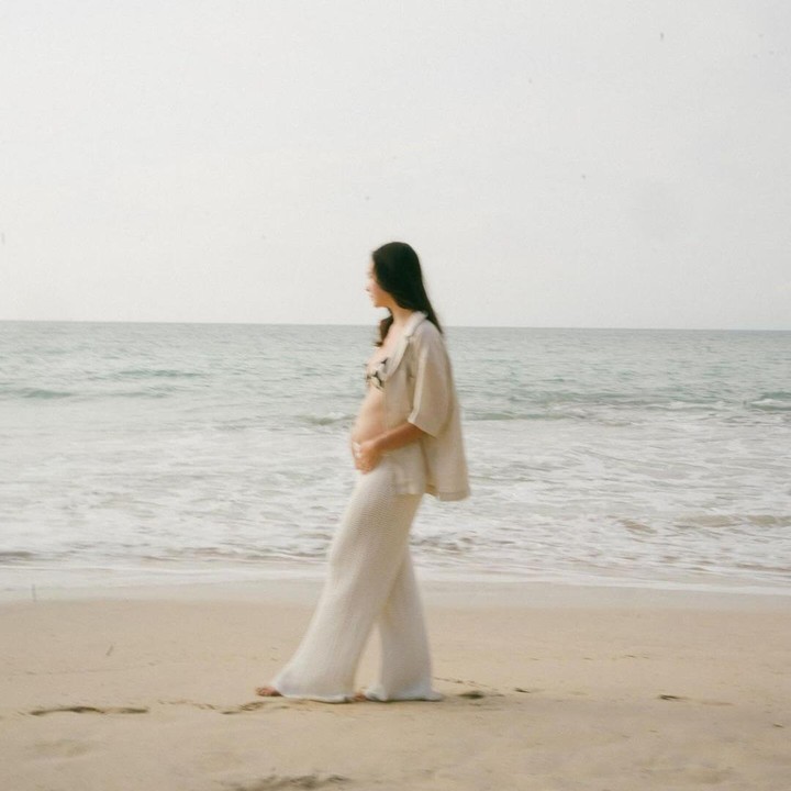 <p>Beberapa waktu lalu, aktris pemeran film <em>Winter In Tokyo</em> ini juga sempat melakukan baby moon bersama suami ke Pulau Bali. Selama di sana keduanya tampak sangat menikmati momen quality time sebelum resmi menjadi orang tua. (Foto: Instagram: @pammybowie)</p>