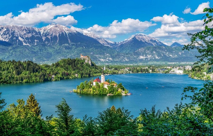 7 Destinasi Wisata yang Membawa ke "Dunia Fantasi"