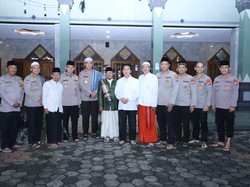 Subuh Keliling, Dirbinmas PMJ Ajak Warga Mampang Terus Lakukan Kebaikan