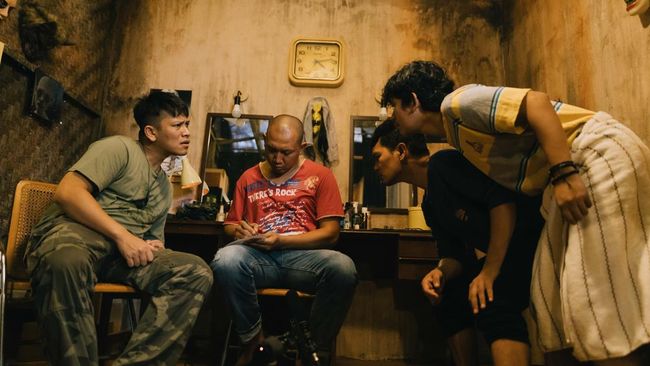 Review Agak Laen: di tengah film komedi lokal dengan jenaka yang 'maksa', Agak Laen datang dengan lelucon skala amat keseharian.