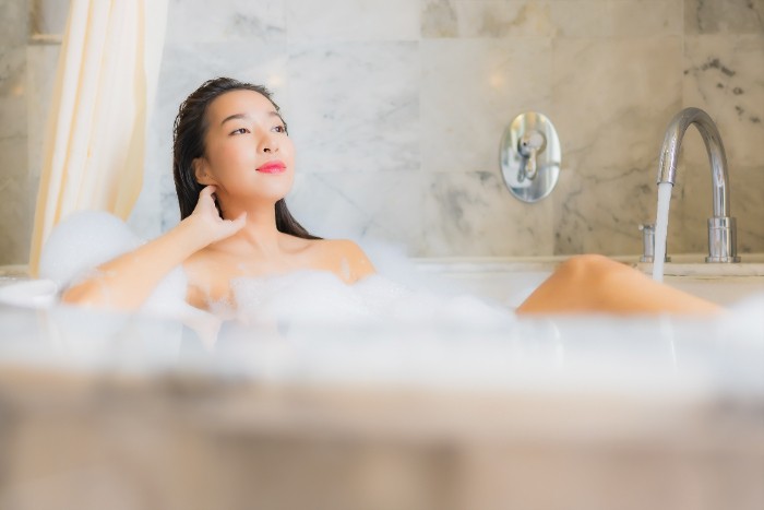 5 Kebiasaan di Pagi Hari yang Bisa Merusak Kulitmu