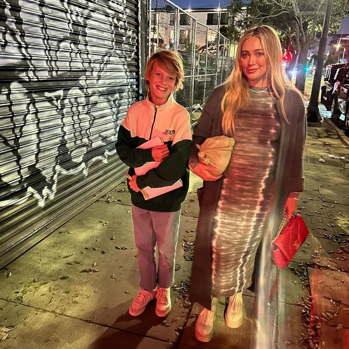 <p>Meski tengah hamil, Hilary Duff tetap menjalankan tugas mengurus ketiga anaknya nih. Belum lama ini, ia bahkan menghabiskan waktu ke Disneyland bersama keluarga besarnya itu. (Foto: Instagram @hilaryduff)</p>