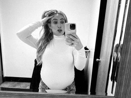 5 Potret Kehamilan Keempat Hilary Duff, Tampil Modis Pamer Baby Bump