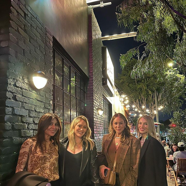 <p>Di kehamilan keempat ini, Hilary Duff kerap menghabiskan waktu bersama keluarga dan teman-teman. Ia membagikan beberapa unggahan saat tengah quality time dengan anak-anaknya dan teman-teman. (Foto: Instagram @hilaryduff)</p>