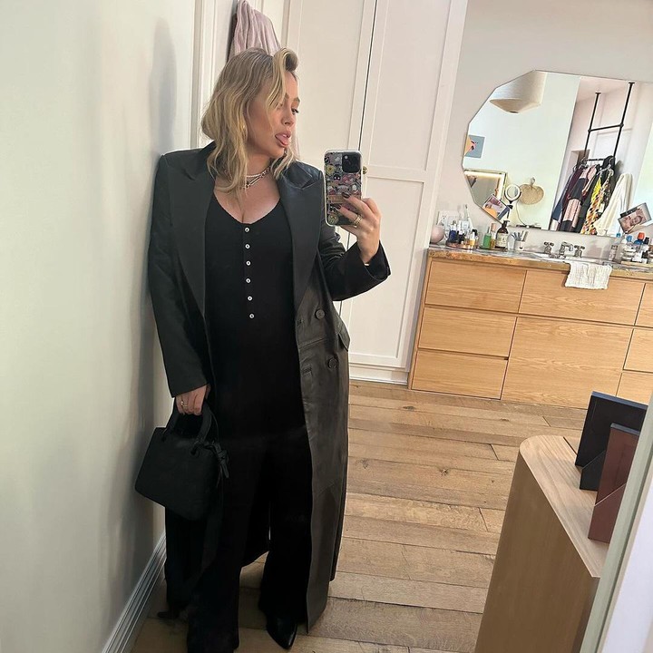 <p>Artis Hollywood Hilary Duff sedang hamil anak keempat nih, Bunda. Pemain film A Cinderella Story ini mengumumkan kehamilannya ini tepat sebelum hari Natal 2023 lalu, Bunda. (Foto: Instagram @hilaryduff</p>