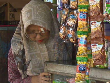 Hidup dengan Satu Mata, Ibu Penderita Lupus Berjuang untuk Keluarga