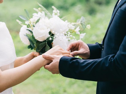 Perusahaan Ini Ancam Pecat Para Pegawai Jika Belum Menikah atau Masih Single Sampai September