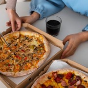 Meski Enak, Ternyata Soda Nggak Boleh Dikonsumsi Bersama Pizza! Ini Alasannya