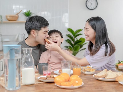 5 Cara Membangun Momen 'Good Time' Bareng Anak, Salah Satunya Makan Snack Favorit