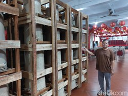 Vihara Welas Asih Cirebon Siapkan Ratusan Lilin Raksasa Saat Imlek
