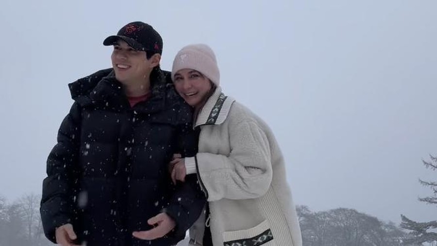 Luna Maya dan Maxime Bouttier main salju.