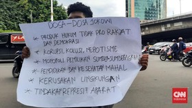 Massa Aksi #MakzulkanJokowi Bawa Poster Kritik Jokowi