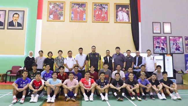 Menpora Dito Ariotedjo melihat persiapan tim bulu tangkis Indonesia dalam menghadapi Olimpiade Paris 2024 di Pelatnas PBSI Cipayung, Rabu (7/2) siang.
