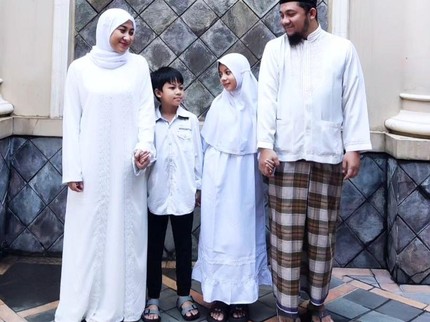 5 Potret Nia & Adit AFI, Sudah 12 Th Menikah dan Punya Dua Anak