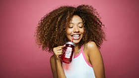 Minum Pakai Sedotan Bisa Bikin Keriput Menumpuk?