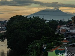 4 Siswi SMA Dilaporkan Tersesat di Puncak Manik Gunung Salak