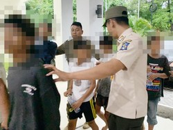 Satpol PP Surabaya Amankan 5 Pengamen Anak, Mulut Bau Miras-Bawa Sajam