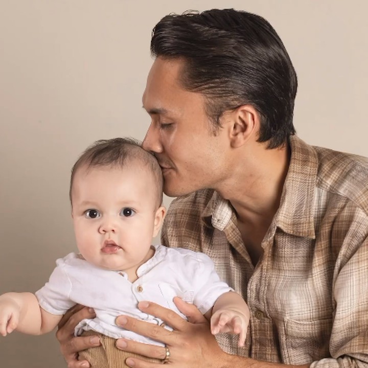 <p>Asher lahir pada 21 Juni 2023 dengan sehat dan selamat. Kabar bahagia ini pun dibagikan oleh Randy secara langsung pada laman Instagram-nya. (Foto: Instagram: @randpunk)</p>
