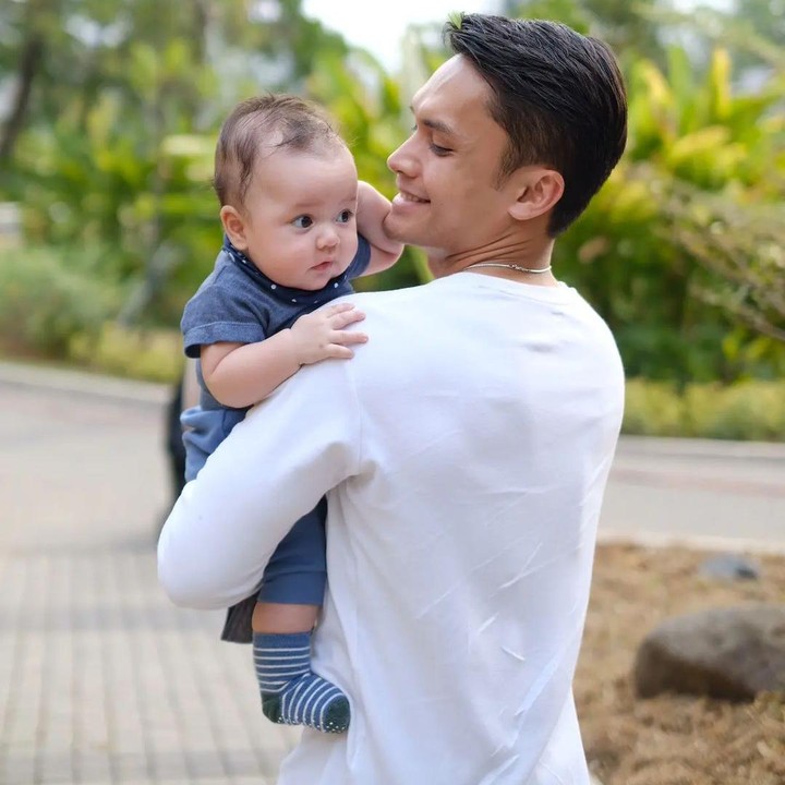 <p>Sama seperti Blair, Asher juga memiliki wajah bule nan tampan. Bukan tanpa alasan, wajah ini didapatkan Asher karena sang Bunda adalah perempuan keturunan Kanada. (Foto: Instagram: @randpunk)</p>