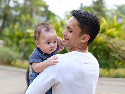 7 Potret Terbaru Asher Putra Randy Pangalila yang Berwajah Bule, Curi Perhatian Followers