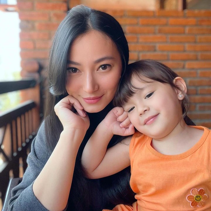 <p>Aktris cantik Asmirandah dikaruniai anak pertama setelah tujuh tahun menikah dengan Jonas Rivanno. Perempuan 34 tahun ini mendapatkan kehamilan pertamanya melalui program bayi tabung. Anak pertama Asmirandah yang berjenis kelamin perempuan bernama Chloe Emanuelle Van Wattimena, lahir pada 25 Desember 2020. (Foto: Instagram: @asmirandah89)</p>