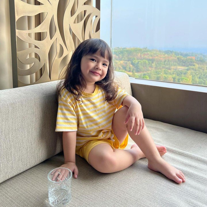 <p>Tingkah laku Chloe ini pun menarik perhatian netizen, Bunda. Tidak sedikit yang menyebut Chole dan sang Ayah sangat menggemaskan. (Foto: Instagram: @asmirandah89)</p>