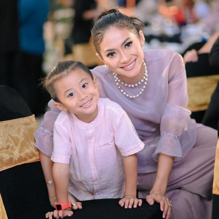 <p>Rini sendiri kerap mengunggah berbagai momen kebersamaannya dengan Xavier pada laman media sosialnya. Mulai dari liburan hingga acara sekolah Xavier. (Foto: Instagram: @riniyulianti)</p>