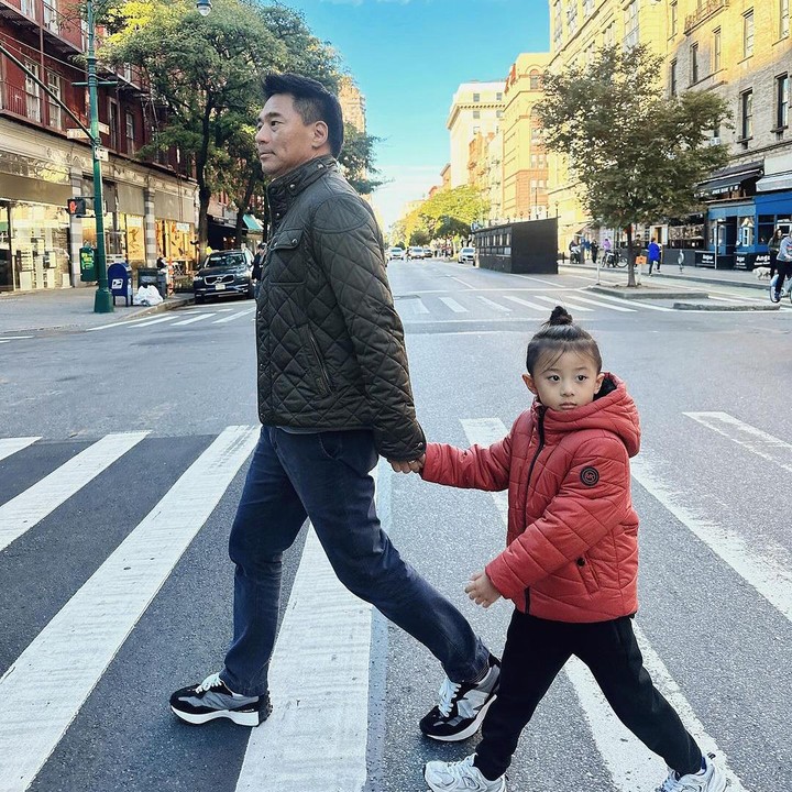 <p>Bocah yang kini berusia 5 tahun itu juga memiliki wajah yang mirip dengan sang Ayah, lho. Tak hanya itu, gaya Xavier yang <em>fashionable</em> turut menarik perhatian netizen. (Foto: Instagram: @riniyulianti)</p>