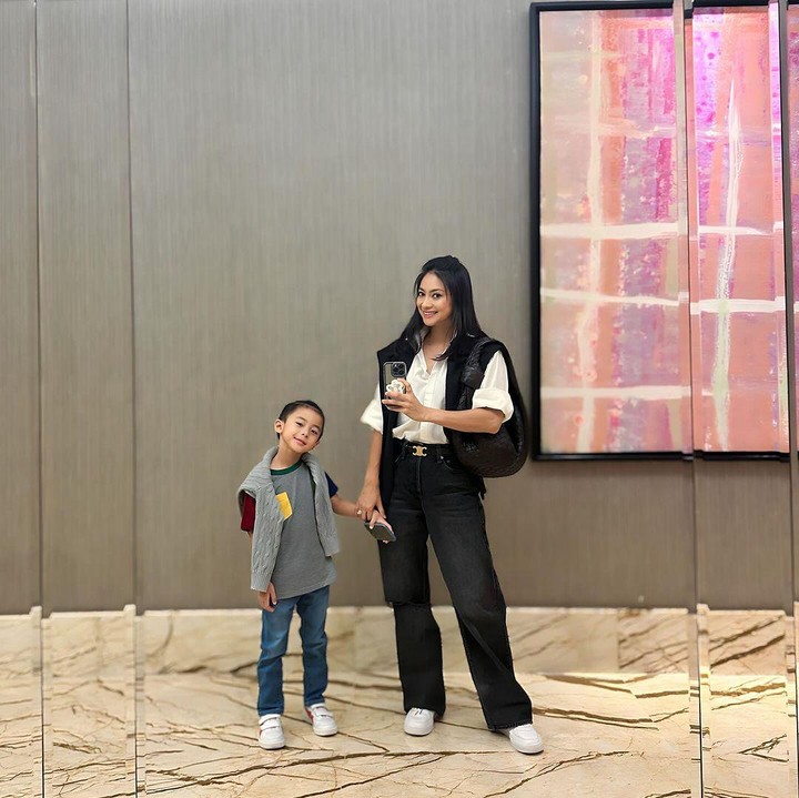 <p>"<em>Movie date with @michael.andrew.ha junior,</em>" kata Rini seraya mengunggah potret <em>mirror selfie</em> dengan Xavier yang mengenakan kaos dan celana jeans. (Foto: Instagram: @riniyulianti)</p>