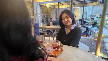 Pramugari Bus Premium Jadi Tren, Gajinya Gede Kayak di Pesawat Nggak Sih?