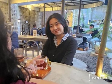 Pramugari Bus Premium Jadi Tren, Gajinya Gede Kayak di Pesawat Nggak Sih?