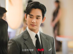 Ini Alasan Kim Soo Hyun Bakal Absen Pesta Perpisahan 'Queen of Tears'